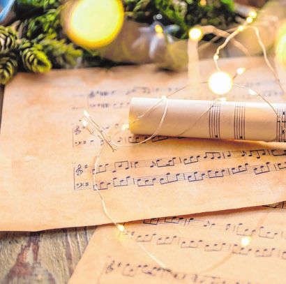 Schlechte Laune wegsingen - früher war gemeinsames Singen beinah Pflicht am Heiligen Abend. Und auch heute gilt: Es kann die Stimmung erheblich verbessern. Einfach mal versuchen! Pixel-Shot/adobe-stock