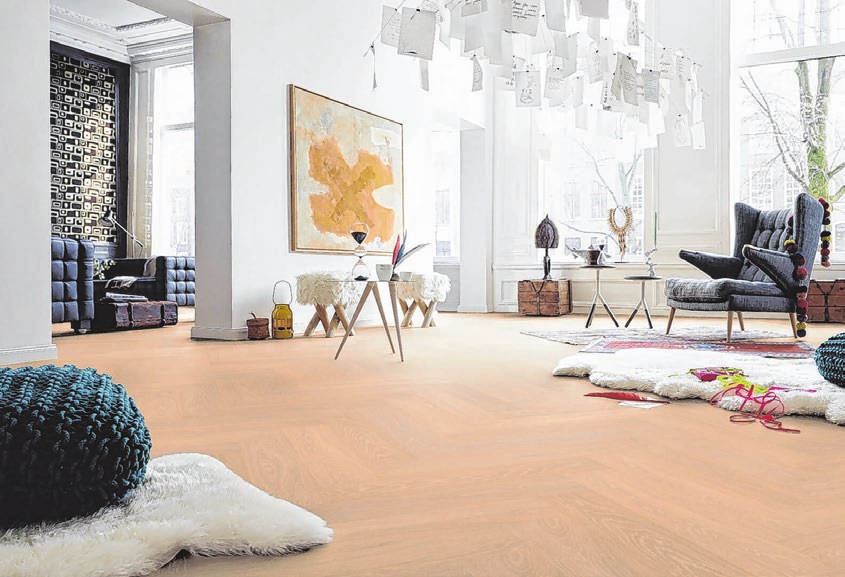 Parkett im Fischgrätmuster gibt weitläufigen Räumen Struktur. Foto: Bembé