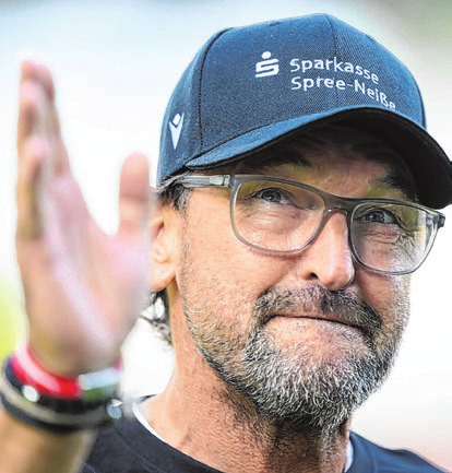 Claus-Dieter „Pele“ Wollitz übernahm 2009 das erste Mal das Traineramt in Cottbus. Foto: Robert Michael