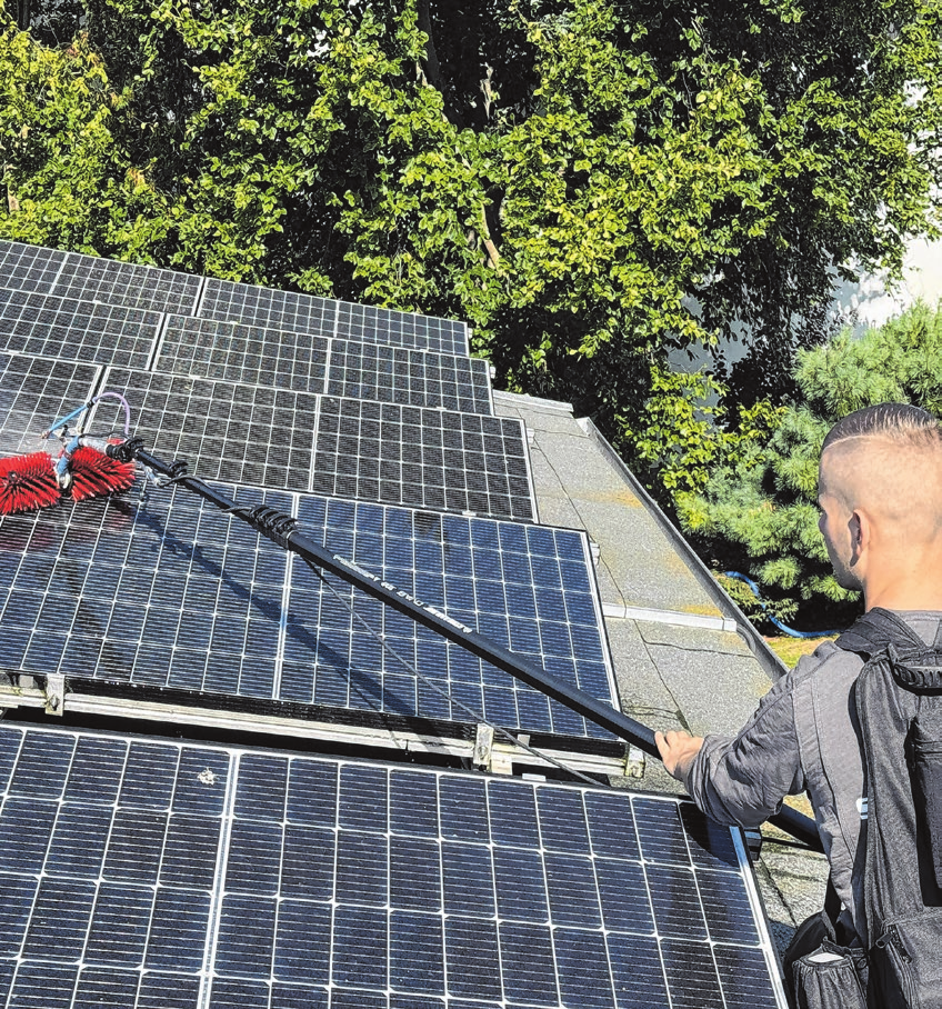 Professionelle Solarreinigung: Mit moderner Bürstentechnik werden die Module schonend von Schmutz und Ablagerungen befreit - für maximale Leistung und langfristigen Werterhalt.