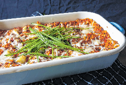 Wie wärs mit einer leckeren Ziegenkäse-Lasagne? Statt Hackfleisch spielen mal Ziegenkäse, rote Linsen und Bärlauch die Hauptrolle. Foto: hauptstadtkueche.blogspot.com/dpa-mag