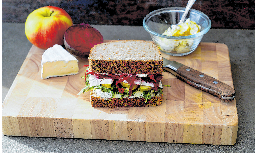 Tipp: Frühlingssandwich selbst zaubern - mit Frischkäse, Rucola, Apfelschnittchen, Camembert und knackiger Roter Bete Foto: herrgruenkocht.de/dpa-mag