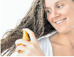 <span id="i2h24">Sogenannte Leave-in-Conditioner werden zwar wie gewohnt nach dem Waschen ins Haar gegeben, bleiben aber ohne Ausspülen drin. Foto: C. Klose/dpa-mag</span>