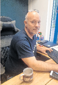 Allianz-Busse: Lars Busse lädt zu Essen und Trinken an der Feuerschale ein. Er kooperiert mit der 11. Klasse des Gymnasiums.