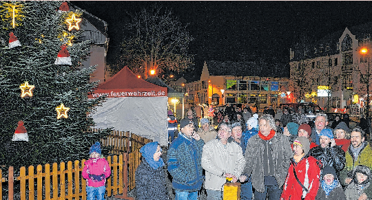 Einer der schönsten Momente in der Vorweihnachtszeit in Seelow ist es, wenn Bürgermeister Jörg Schröder per Knopfdruck die große Weihnachtstanne auf dem Markt erstrahlen lässt. Foto: Matthias Lubisch/Archiv