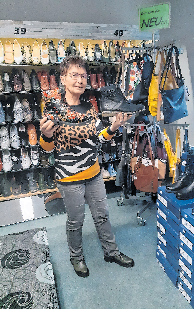 Schuh-Richter: Bei Angelika Kaiser können die Kunden zur Lichternacht am Glücksrad ihren Rabatt selbst erdrehen.