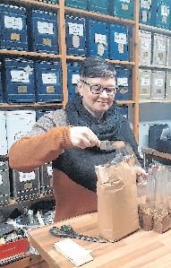 Im Postfässchen kredenzen Dominique Sahr und ihre Kolleginnen Tee, Schokolade und viele Geschenkideen.