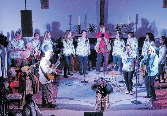 Beim Adventskonzert der Chöre wird auch der Swing-Go-PopChor „Parents & Friends" dabei sein. ARNOLD ILLE