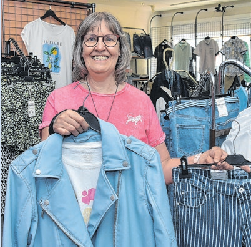 Im Seelower Mode-Geschäft Trend Fashion präsentiert Geschäftsführerin Birgit Ziegahn zur Shopping-Nacht unter anderem ihre neue Sommerkollektion. Hier erwartet die Kundschaft aus dem gesamten Sortiment ein Preisnachlass von 20 Prozent. Zudem werden erfrischende Begrüßungsgetränke gereicht.