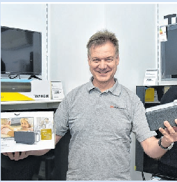 Bei SP:Mahrenholz, Elektrofachmarkt dem in der Frankfurter Str. 59, hat Inhaber Dirk Mahrenholz etwas Besonderes vorzustellen. Unter dem Motto "Endlich wieder mit Freude fernsehen" präsentiert er erstmalig einen tragbaren kabellosen TV-Sprachverstärker mit innovativer Technologie zur Stimmoptimierung.