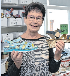 Auch viele schöne Schuhe gibt es. Im Schuhladen von Inhaberin Ines Zschoch in der Frankfurter Straße wird es bei der Shopping-Nacht mit dem Glücksrad hoch hergehen. Der Kunde kann beim Drehen seinen Endpreis selbst bestimmen. Rabatte von zwei bis 20 Prozent sind drin. Mitarbeiterin Angelika Kaiser präsentiert schon mal moderne Schuhe aus der Sommerkollektion.