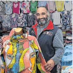 Shopping-Nacht-Premiere gibt es für Gurdeep Singh "Multi Shop". Er wird aus seinem vielfältigen Sortiment an Textilien, Taschen, Schuhen, Berufsbekleidung, Lederwaren, Jeans, Tischdecken und vielem mehr den Kunden an diesem Abend 20 Prozent Rabatt ab einem Einkaufswertwert von 50 Euro gewähren. 
