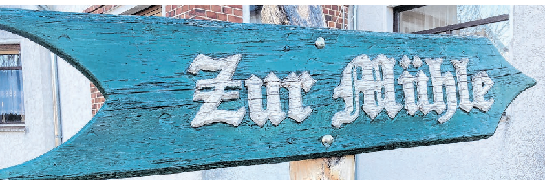 Auf Höhe der Dorfkirche in der Lindenstraße weist ein Pfeil den Weg zum Veranstaltungsort. Infos zur Bockwindmühle liefert die Internetseite des Fördervereins.
