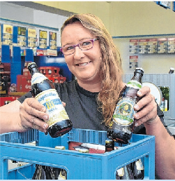 Auch "Trinx Welt Getränkeabholmark"ist mit dabei. Andrea Bernau, Mitarbeiterin, zeigt zwei von elf Sorten hellem Bier, das es zur Shoppingnacht für Freunde des Gerstensaftes gibt. Die Geschäftsführer Matthias und O Stefan Brand übernehmen an diesen Abend auch die Getränkeversorgung auf dem Marktplatz.