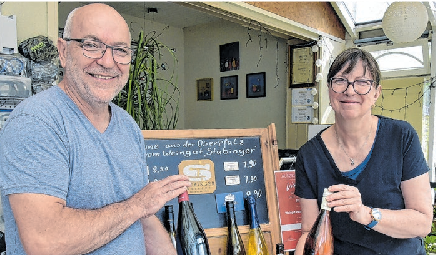 Partyserviceinhaber Jörg Münch mit Ehefrau Gabi zeigen Wein in Rot und Rosé aus der Oberpfalz. An diesem Abend werden sie den Grill mit Würstchen und Kammscheiben belegen und in Brötchen mit selbstgemachten Soßen anbieten. Dazu gibt es kühles Bier und Wein. Für die Vegetarier gibt es gebratene Kartoffelspalten.