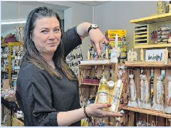 Viele Geschenkideen hat Claudia Broßmann vom "Postfässchen“. Hier können die Besucher u.a. aus acht Sorten Bowle (Piña Colada, Bier mit Himbeere, Kinderbowle u.v.m.) wählen. Im Angebot sind viele selbstgebastelte Geschenkideen mit Produkten aus der Region.