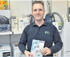 Stefan Malitz, Geschäftsführer vom EP:TVH electronics, steht zur Shopping-Nacht mit seinem Team und dessen Fachwissen den Kunden zur Verfügung. Das Geschäft in der Breiten Straße feiert in diesem Jahr 50. Jubiläum mit den Electronic Partnern.