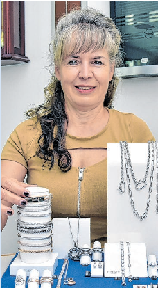 Auch Uhren & Schmuck Göbel ist dabei. Inhaberin Heike Mahrenholz zeigt eine Schmuckpalette mit einem Silbersortiment von TISENTO. Sie freut sich schon auf ihre Kundschaft, der sie auf Uhren und Silberschmuck fünf Prozent Rabatt, für Goldschmuck sind es zehn Prozent. Außerdem versichert sie, dass bei einer Trauring-Beratung auch tagsüber schon die zehn Prozent gewährt werden. Auf kleine Aufmerksamkeiten können sich die Besucher zudem einstellen.