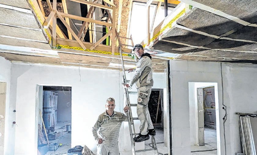 Sechs Eigentumswohnungen entstehen im Neubau. Im Dachgeschoss erfolgt der Ausbau zu Maisonette-Wohnungen mit Vorarbeiter für Haustechnik Andreas Truschel (r.) und Tischler Bernd Reichenberger. Foto: Erbs
