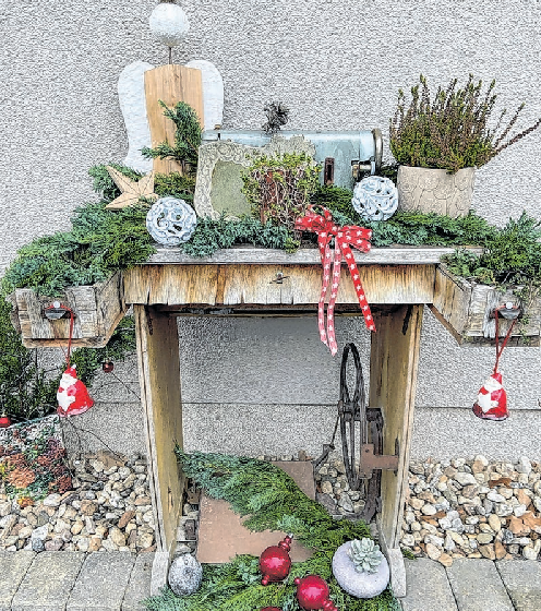 Fotoaktion„Liebes Redaktionsteam, es leuchten Sterne in Fenstern, Kerzen brennen an der Weihnachtspyramide und hölzerne Engel singen im Himmelschor. Traditionell dekorieren wir für die Weihnachtszeit und hüllen alles in feinen Glanz. Wir genießen das Besondere, Besinnliche und Berührende der Weihnachtszeit. Frohe Weihnachten wünscht Familie Mattig aus Neuenhagen, Unter den Ulmen.“