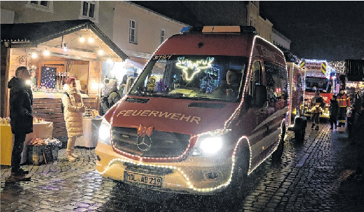 Mit leuchtenden Elchen, Schneemännern auf dem Dach und anderen Motiven mehr waren die Fahrzeuge gestaltet.