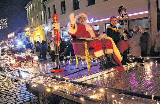 Auch der Weihnachtsmann und sein Engel lassen sich gemütlich durch die Große Straße zum Markt chauffieren.