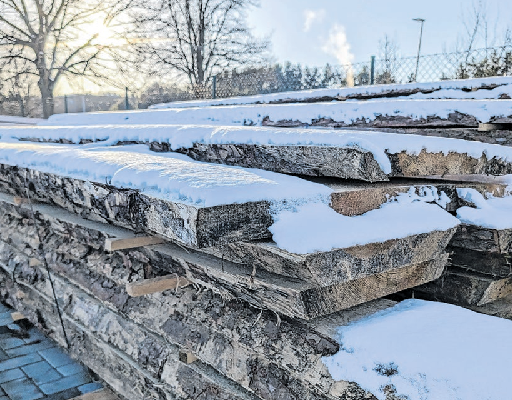 Auf dem Gelände im Gewerbeparkring 23 in Müllrose lagert viel Holz zur Weiterverarbeitung.