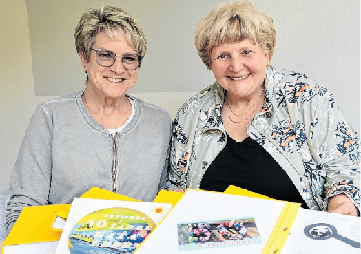 Marion Krüger (I.), seit 1999 Erzieherin „Am Sonnensteig“, hat die Geschichte der Kita in mehreren Büchern gebündelt. Kita-Leiterin Heike Seidler freut sich zum Jubiläum ein Festbuch mit der Geschichte der Kita in kleiner Auflage präsentieren zu können.