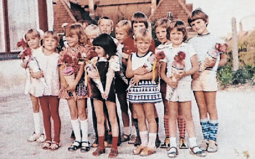 Die ersten Kita-Kinder auf dem Weg zum Schulanfang. Datiert auf das Jahr 1978.
