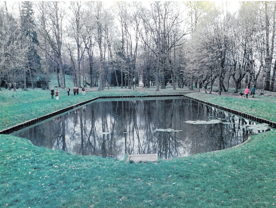 <span id="i998b">Historisches Foto aus dem Jahr 1992 mit dem von der Firma Kaufmann sanierten Spiegelteich im Klostergarten</span>