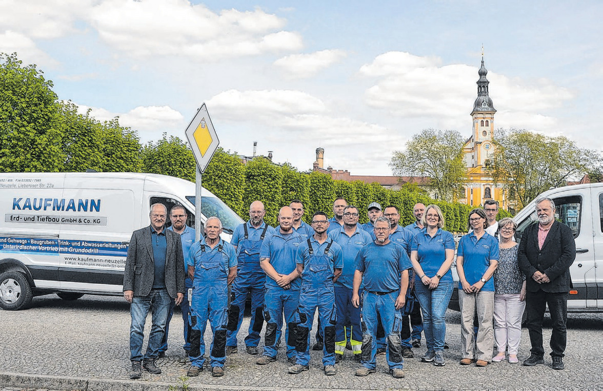 Freude über 35 Jahre Kaufmann Erdund Tiefbau GmbH & Co. KG vor dem Kloster in Neuzelle: Dietmar Baesler (I.), das Team der Mitarbeitenden und Peter Kaufmann (r.) Fotos: Reinhard Witteck