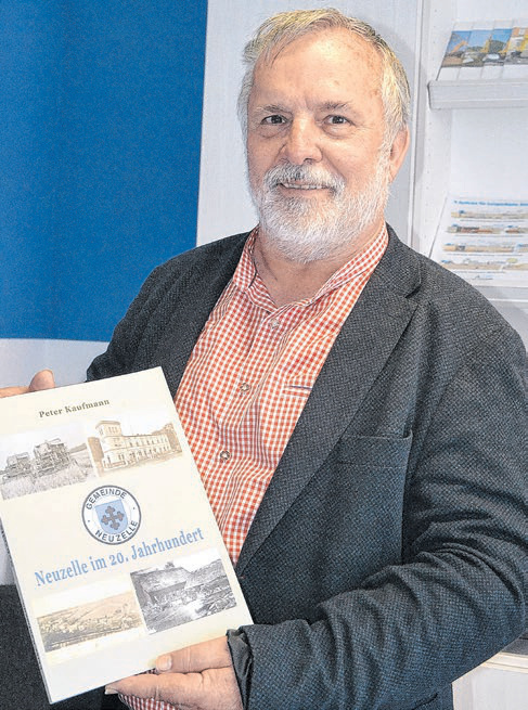 Peter Kaufmann mit seiner Chronik Neuzelle im 20. Jahrhundert