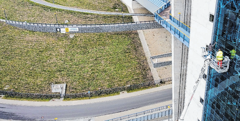 Für manchen Reinigungsauftrag muss man schwindelfrei sein, wie hier beim Fassade-Putzen des neuen Schiffshebewerkes vor der Eröffnung 2020. „In schwindelerregender Höhe von über 50 Metern hatten wir mit unserer Fensterreinigung für einen perfekten Blick über den Oberhavelkanal gesorgt. Auf einer Hubhöhe von 36 Metern kam zusätzlich eine Hubbühne zum Einsatz, um die nötige Reinigungshöhe zu erreichen. Mit speziellen Bürsten-Aufsätzen und dem 100%ig reinem Wasser, ohne Reinigungs- oder Lösungsmittel, haben wir streifenfreie und langlebige Sauberkeit geschaffen“, sagt Stefanie Platz.