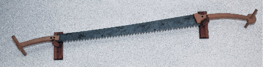 Diese 2,50 Meter lange Säge hängt im Eingangsbereich der Firma. „Damit hat mein Uropa früher Zimmermannsarbeiten ausgeführt, sie wurde unter anderem für das Trennen von Deckenbalken und Sparren verwendet“, erklärt Erik Jaẞ.