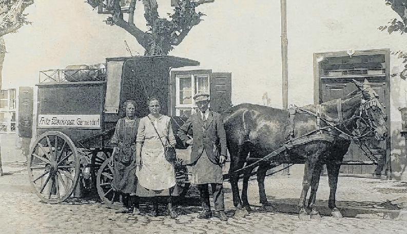 1930er Jahre: Mit dem Pferdewagen lieferten Germendorfer Milch und andere landwirtschaftliche Produkte unter anderem nach Oranienburg. Historische Fahrzeuge gibt es auch beim festlichen Umzug. Foto: privat/Wackrow