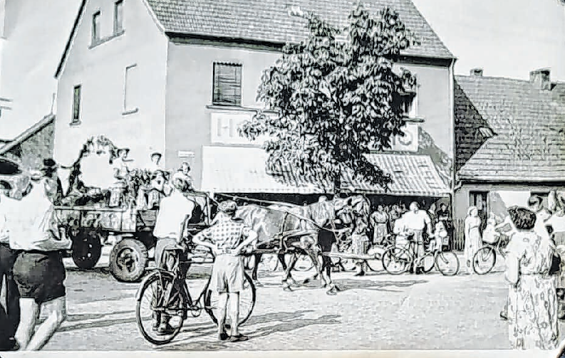 Dorffest, wie es früher einmal aussah: Erntefest um 1954 Foto: privat