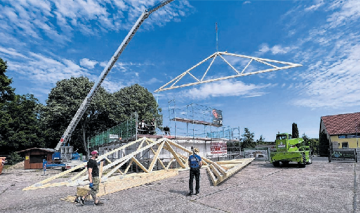 Rückblick: Das Dach für das Gemeinschaftshaus wird geliefert. Foto: Archiv/Stephanie Platz