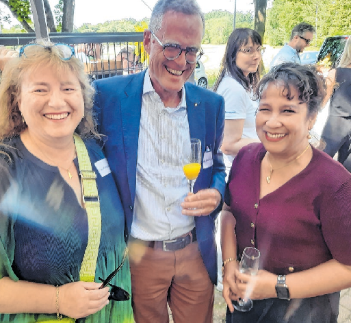 Reinhard Kampmann, Ex-Vorstand der Sparkasse MOL, mit Ehefrau und Selina Heinz (rechts) im fröhlichen Gespräch.