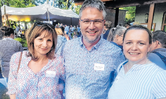 Das Strausberger Raumausstatterpaar Jana und Björn Thomas mit Mediaberaterin Anja Buchholz (rechts).