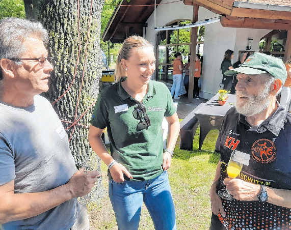 Fredersdorfs Sport-Urgestein Klaus Häcker (rechts), unter anderem Einrad und Handball, ließ es sich auch nicht nehmen, dabei zu sein.