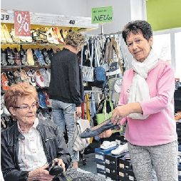 Im Schuhladen von Ines Zschoch wird es in der Shopping Nacht letztmalig vor der Schließung des Geschäfts 20 Prozent auf alles geben. Mitarbeiterin Angelika Kaiser (rechts) berät gern. Angeboten wird auch leckere Bowle. Foto: Matthias Lubisch