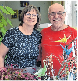 Partyserviceinhaber Jörg Münch und Ehefrau Gabi werden den Grill mit Würstchen und Kammscheiben belegen und selbstgemachte Soßen anbieten. Auch Hauswein aus der Oberpfalz gibt es, kühles Bier und für die Vegetarier gebratene Kartoffelspalten. Foto: Matthias Lubisch