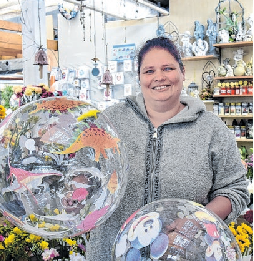 Franziska Maaẞß von der Sprockhoff - Maaß & Maaß GbR wird mit ihrem Team auf dem Seelower Marktplatz mit einer LEO Hüpfburg und einem WasserBälleBad für die Kleinsten vor Ort sind. Außerdem gibt es Zuckerwatte und Flash Cocktails. Für Kinder gibt es die Buchvorstellung „Leo, Hans und Hertha“ um 17 Uhr und die anschließende Stadtrallye. Foto: Matthias Lubisch