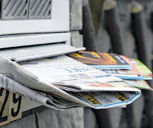 Ein überfüllter Briefkasten ist ein deutliches Signal für Einbrecher: Dieses Haus steht schon einige Zeit leer. Foto: Marks/dpa