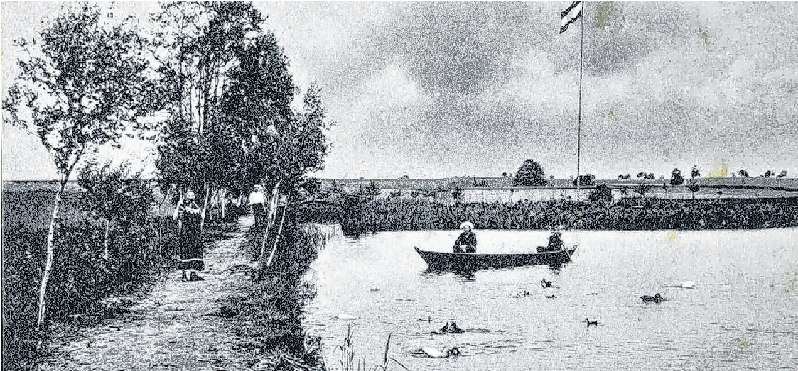 Der Katharinensee war als Ausflugsund Naherholungsziel sehr beliebt. An seinem Ufer gab es das Lokal des Berliner Gastwirts Poethke, das später zum Gästeund Weiterbildungshaus für DDR-Kader wurde. Heute ist der See verwildert, das Haus privat.