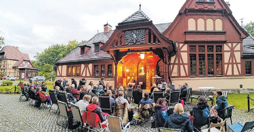 Klappstuhlmitbringlesung in der Vergangenheit vorm Kaiserbahnhof in Joachimsthal. Foto: Archiv/Heimatverein