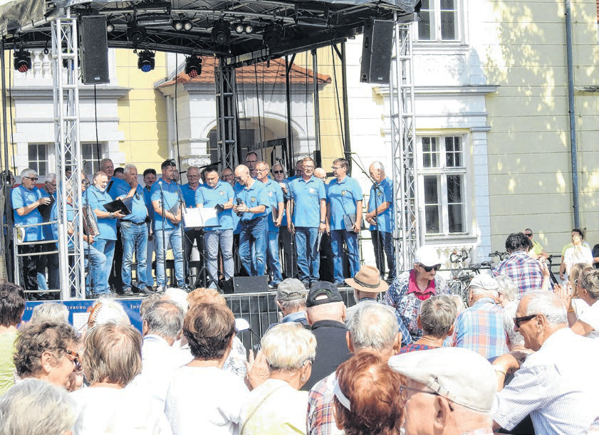 Der Männergesangverein „Germania 1885“ Fürstenberg (Oder) vor seinem Auftritt Foto: Jörg Hanisch