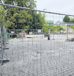 Ein Zaun soll eine erneute Müllablage verhindern.