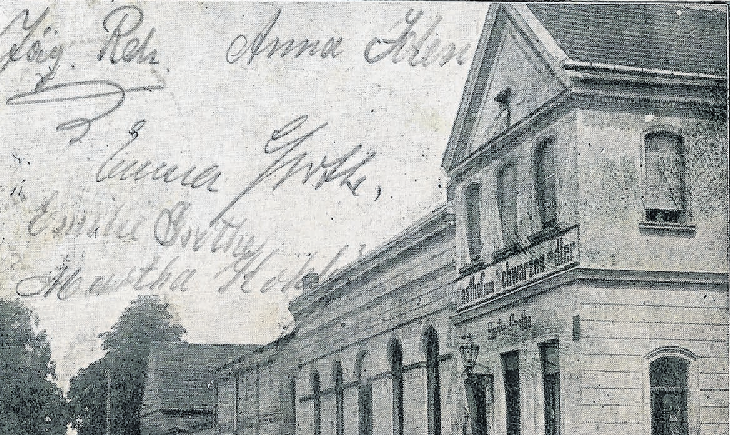 An den „,Schwarzen Adler“ erinnern sich mehrere Generationen Mühlenbecker bis heute.ute. HISTORISCHE FOTOS (2): GEMEINDEVERWALTUNG MÜHLENBECKER LAND