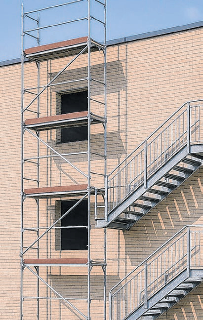 Robuster Zweckbau mit klaren Linien und funktionalen Details